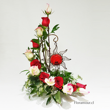 Curva de rosas combinadas con candelabro metlico Sol colgante de vidrio rojo.
(Slo Santiago)